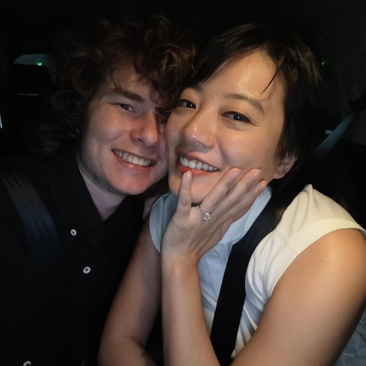 <p>Tentu saja, postingan tersebut langsung diramaikan komentar netizen yang mengucapkan selamat dan doa terbaik untuk Leony dan sang kekasih. &ldquo;Akhirnyaaaaa, <em>congratssss</em>. Semoga dilancarkan sampai hari H,&rdquo; tulis akun <em>@dwanika_ch****.</em> &ldquo;Ikut bahagia, ciii semoga sampe pernikahan, ntar jangan lupa undang <em>online-</em>nya,&rdquo; tulis akun <em>@mellany_ran****.</em> (Foto: Instagram @leonyvh)</p>