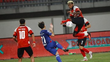 Berita Panas dari Dunia Sport CNN : Madura United Didenda Rp30 Juta Imbas Insiden Lempar Pisang