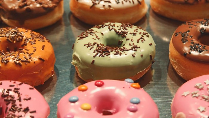 Makanan manis dan karbohidrat olahan yang menyebabkan produksi sebum berlebihan pada wajah