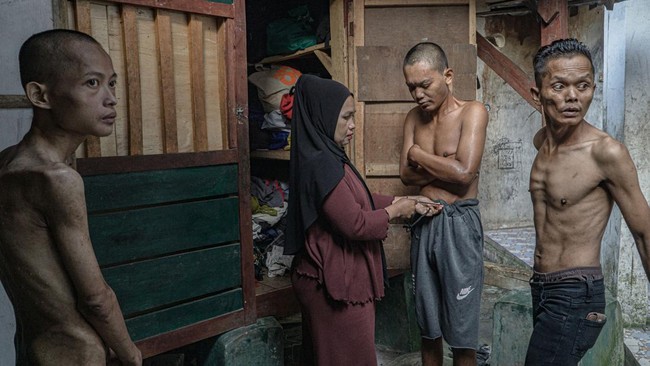 Petugas bersiap memandikan pasien dengan gangguan jiwa berada di salah satu ruangan dalam pusat rehabilitasi milik Yayasan Bina Tauhid Darul Miftahudin.