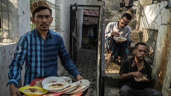 Petugas menyajikan makan kepada pasien dengan gangguan jiwa.
