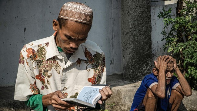 Pasien dengan gangguan jiwa membaca Al Quran di pusat rehabilitasi milik Yayasan Bina Tauhid Darul Miftahudin.