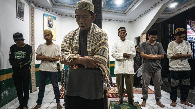 Salah seorang pengasuh menjadi imam dalam shalat berjamaah bersama pasien-pasien dengan gangguan jiwa.