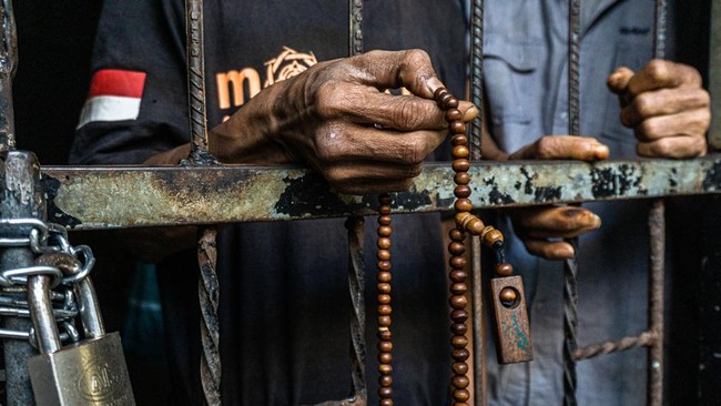 Salah satu pasien dengan gangguan jiwa membawa tasbih saat berada di salah satu ruangan dalam pusat rehabilitasi milik Yayasan Bina Tauhid Darul Miftahudin.
