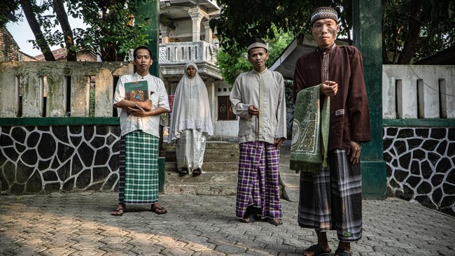 Sejumlah pasien dengan gangguan jiwa berada berpose di depan pusat rehabilitasi milik Yayasan Bina Tauhid Darul Miftahudin, Desa Hambaro, Kecamatan Nanggung, Kabupaten Bogor, Jawa Barat.