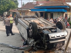 Sopir Panik gegara Anak Rewel, Xpander Tabrak CRV Lalu Terguling di Klaten