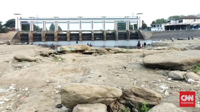 Pantauan terkini tinggi muka air Sungai Cisadane di kawasan Bendung Pasar Baru, Kota Tangerang, yang menyusut cukup signifikan.