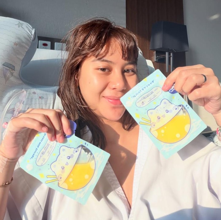 <p>Dengan raut wajah bahagia, pemain film <em>KKN di Desa Penari</em> ini menunjukkan potretnya diriya menunjukkan kantong ASI berisi ASI perah yang berhasil dikumpulkan untuk Si Kecil. "Hasil pompa yang ngobatin sakit di badan, jadi bisa ku toleransi," tulis Adinda Thomas.(Foto:@adindathomas)</p>