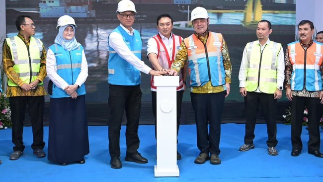 Direktur Utama PLN, Darmawan Prasodjo (ketiga dari kiri), Direktur Utama Pelindo, Achmad Muchtasyar (ketiga dari kanan), dan Kepala KSOP Utama Pelabuhan Tanjung Priok, Capt. Heru Susanto (tengah), meresmikan dua unit Onshore Power Supply (OPS) dengan