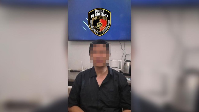 Polisi menangkap pria yang viral karena menendang seorang wanita di Senayan City.