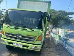 Pemotor Tewas Terlindas Truk di Jalan Trans Majene