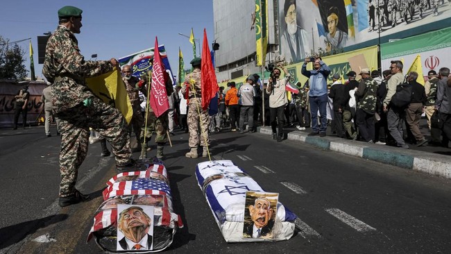Coffins with images of  U.S. President Donald Trump and Israeli Prime Minister Benjamin Netanyahu during a military march in Tehran, Iran, September 18, 2026. Majid Asgaripour/WANA (West Asia News Agency) via REUTERS ATTENTION EDITORS - THIS PICTURE