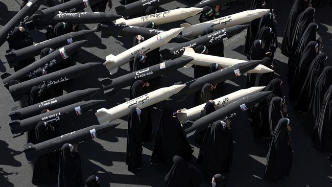 Female members of Iranian militia forces (Basij) carry missile mock-ups during a military march in Tehran, Iran, September 18, 2026. Majid Asgaripour/WANA (West Asia News Agency) via REUTERS ATTENTION EDITORS - THIS PICTURE WAS PROVIDED BY A THIRD PA