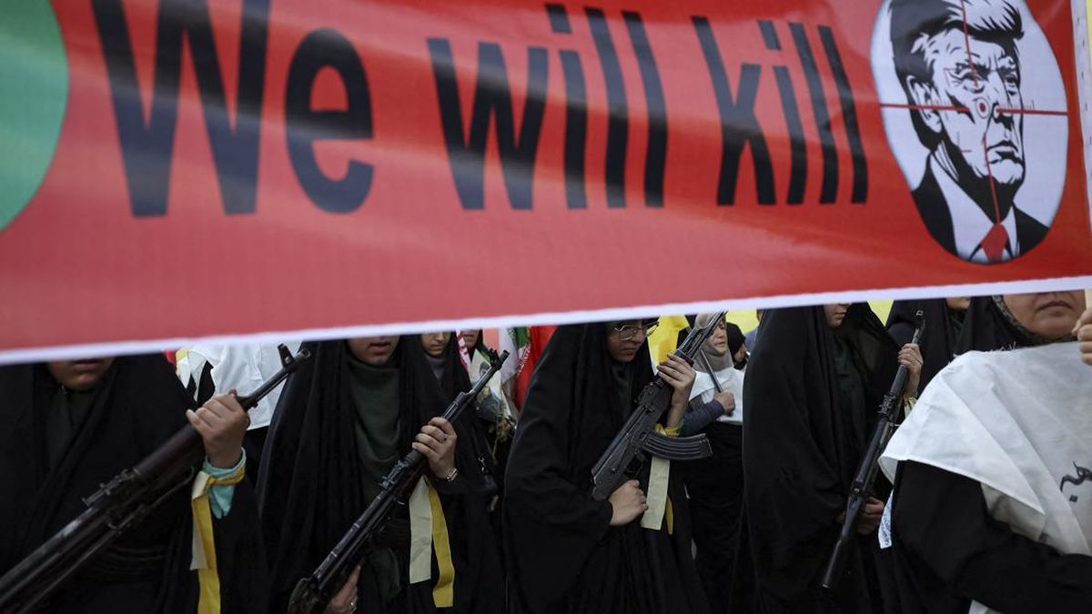 FOTO: Ratusan Ribu Warga dan Ulama Iran Serentak Angkat Senjata