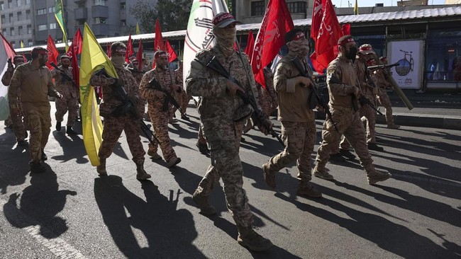 Members of Iranian militia forces (Basij) attend a military march in Tehran, Iran, September 18, 2026. Majid Asgaripour/WANA (West Asia News Agency) via REUTERS ATTENTION EDITORS - THIS PICTURE WAS PROVIDED BY A THIRD PARTY. ISRAEL OUT. NO COMMERCIAL