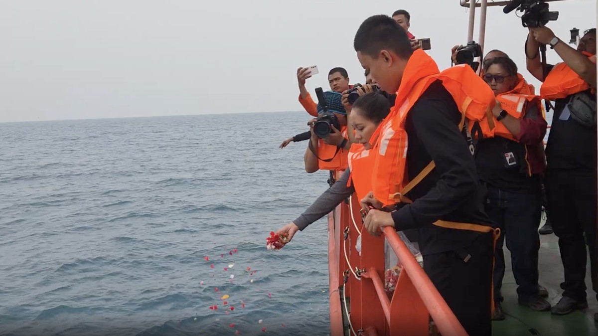Momen Haru Keluarga Korban Kapal Hilang Efek Anak Krakatau Tabur Bunga