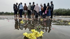Sejumlah anggota keluarga dan kerabat dari salah satu jurnalis yang hilang kontak berfoto bersama usai tabur bunga di Pantai Pagedongan, Pandeglang.