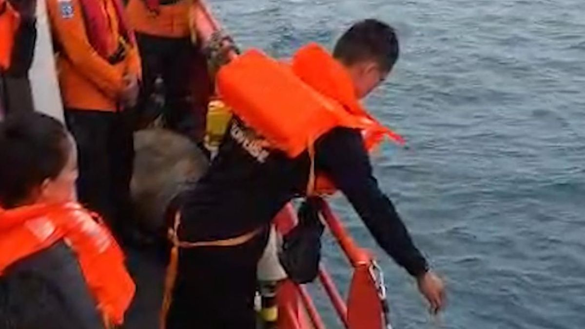 Keluarga Tabur Bunga di Titik Hilangnya Kapal Jurnalis Peliput GAK
