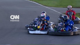 Juara dunia empat kali Formula 1, Max Verstappen mengikuti acara hiburan go-kart bertajuk 'Max vs 100' pada Rabu (16/9).