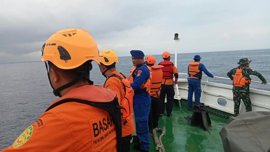 Tim SAR Gabungan melakukan pencarian kapal cepat beserta rombongan jurnalis yang hilang kontak di Perairan Selat Sunda, sekitar kawasan Taman Nasional Ujung Kulon (TNUK),Â Pandeglang, Banten, Kamis (17/9/2026). (Dok Basarnas)