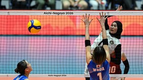 Pevoli putri Indonesia Ersandrina Devega Salsabila (kanan) melakukan smes yang berusaha diblok pevoli Jepang Yukiko Wada (kanan depan) pada pertandingan fase grup Pool A Asian Games Aichi-Nagoya 2026 di Park Arena Komaki, Aichi, Jepang, Jumat (18/9/2
