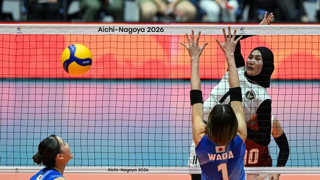 Pevoli putri Indonesia Ersandrina Devega Salsabila (kanan) melakukan smes yang berusaha diblok pevoli Jepang Yukiko Wada (kanan depan) pada pertandingan fase grup Pool A Asian Games Aichi-Nagoya 2026 di Park Arena Komaki, Aichi, Jepang, Jumat (18/9/2