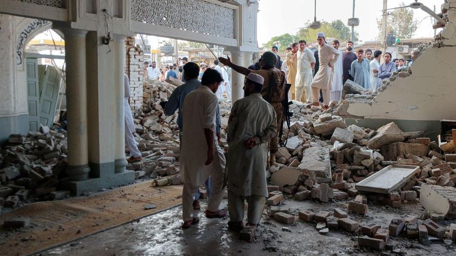 Warga berkumpul di sebuah masjid yang rusak setelah serangan bunuh diri di fasilitas kepolisian di Kohat, Pakistan, pada 18 September 2026.
