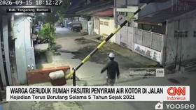 Warga Geruduk Rumah Pasutri Penyiram Air Kotor di Jalan