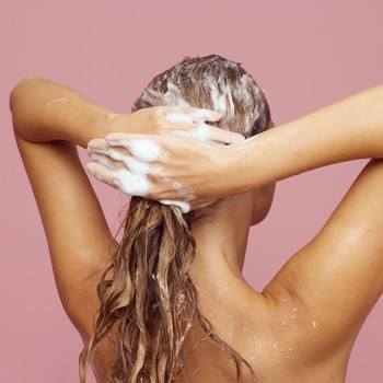 3 Cara Keramas ala Jepang yang Bisa Kamu Tiru untuk Rambut Sehat dan Tumbuh Lebih Optimal