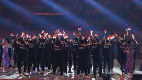 Kontingen Indonesia melakukan defile dalam Asian Games 2026 di Stadion Paloma Mizuho, Nagoya, Aichi, Jepang, Sabtu (19/9/2026). (NOC Indonesia)