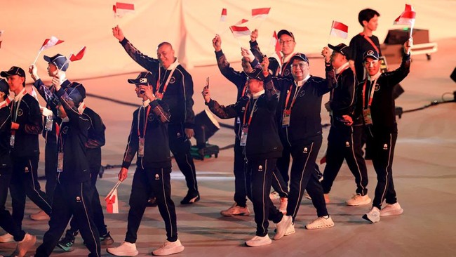 Kontingen Indonesia melakukan defile dalam Asian Games 2026 di Stadion Paloma Mizuho, Nagoya, Aichi, Jepang, Sabtu (19/9/2026). (NOC Indonesia)