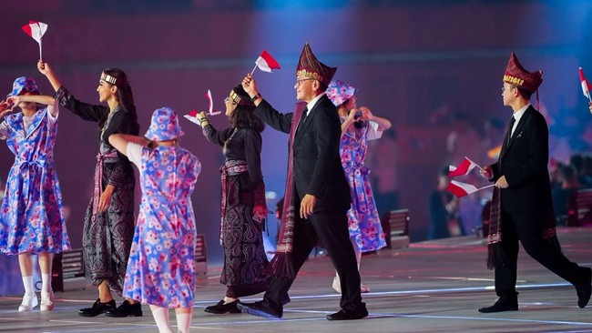 Defile Kontingen Indonesia dalam Pembukaan Asian Games 2026