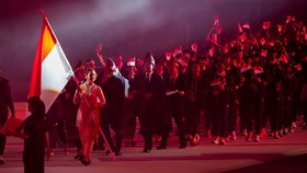 Kontingen Indonesia melakukan defile dalam Asian Games 2026 di Stadion Paloma Mizuho, Nagoya, Aichi, Jepang, Sabtu (19/9/2026). (NOC Indonesia)