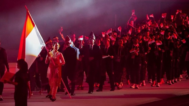Kontingen Indonesia melakukan defile dalam Asian Games 2026 di Stadion Paloma Mizuho, Nagoya, Aichi, Jepang, Sabtu (19/9/2026). (NOC Indonesia)