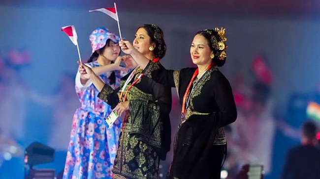 Defile Kontingen Indonesia dalam Pembukaan Asian Games 2026