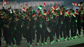 Kontingen Indonesia melakukan defile dalam Asian Games 2026 di Stadion Paloma Mizuho, Nagoya, Aichi, Jepang, Sabtu (19/9/2026). Indonesia mengirimkan sebanyak 430 atlet yang tampil pada 35 cabang olahraga dengan target perolehan empat medali emas pad