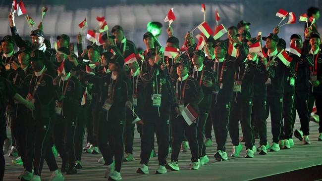 Kontingen Indonesia melakukan defile dalam Asian Games 2026 di Stadion Paloma Mizuho, Nagoya, Aichi, Jepang, Sabtu (19/9/2026). Indonesia mengirimkan sebanyak 430 atlet yang tampil pada 35 cabang olahraga dengan target perolehan empat medali emas pad