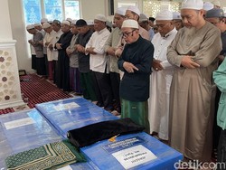 Isak Tangis Kerabat Iringi Persemayaman Dua Jenazah Korban KM Virgo
