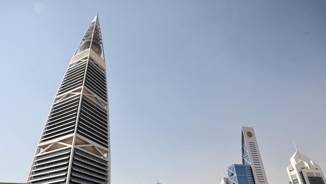 The Al-Faisalya skyscraper towers over the King Fahad highstreet, in Riyadh on November 9, 2025. (Photo by Fayez Nureldine / AFP)