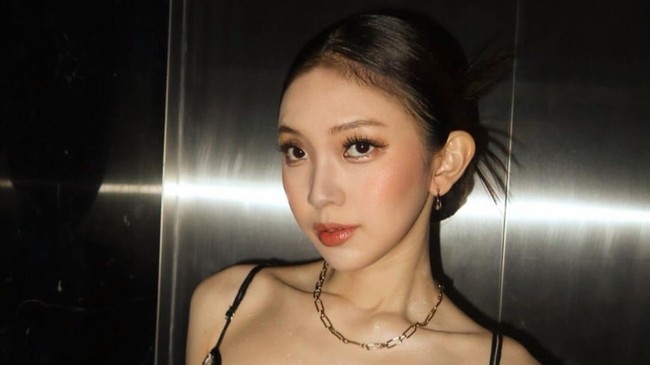 Polisi menetapkan tiga orang tersangka terkait kasus narkoba yang menyeret nama selebgram Julia Prastini atau Jule.