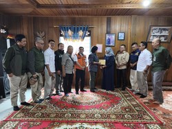 Dua Relawan Karhutla Kobar Gugur, Kemenhut Serahkan Tali Asih