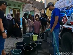 Komunitas di Bojonegoro Kirim 20 Ribu Liter Air Bersih untuk Warga