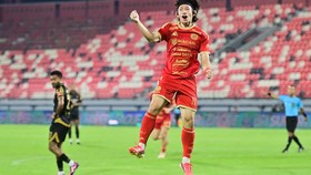 Pesepak bola Persija Jakarta Arlyansyah Abdulmanan (tengah) berselebrasi usai mencetak gol ke gawang Java United saat pertandingan Super League 2026/2027 di Stadion Kapten I Wayan Dipta, Gianyar, Bali, Sabtu (19/9/2026). Persija Jakarta mengalahkan J