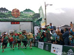 Puluhan Porter Rinjani Ikut Maraton di Sembalun Sambil Pikul Keranjang