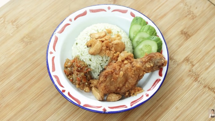 Menu Nikmat Akhir Pekan! Resep Ayam Goreng Bawang Putih dan Nasi Daun Jeruk ala Devina Hermawan