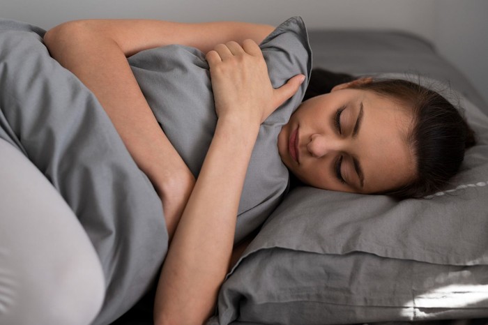 rutinitas pagi sehat yang berpengaruh besar untuk hidup dan bisa kamu lakukan mulai besok adalah tidur yang cukup