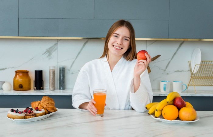 rutinitas pagi sehat yang berpengaruh besar untuk hidup dan bisa kamu lakukan mulai besok adalah sarapan
