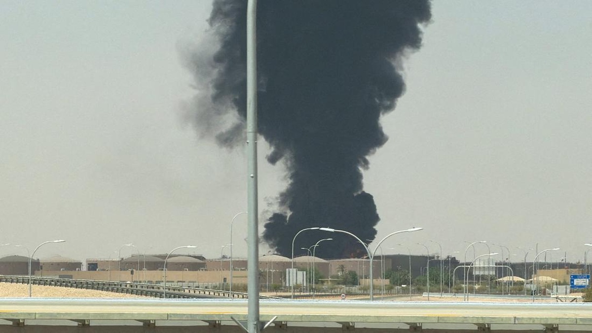Riyadh Mencekam: Bandara Diguncang Ledakan & Asap