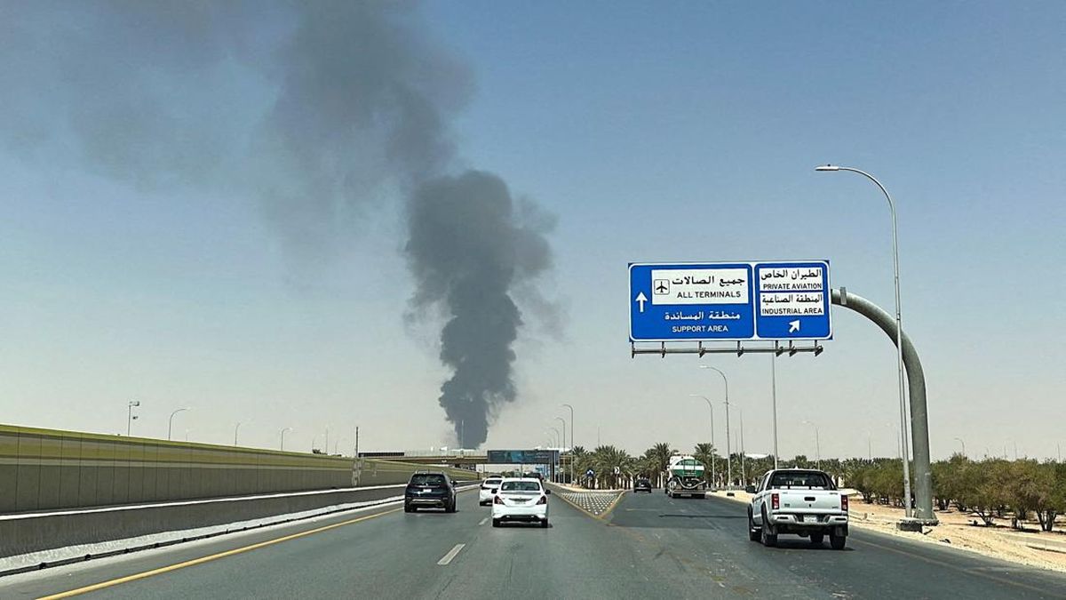FOTO: Kepulan Asap dan Ledakan Guncang Bandara di Riyadh