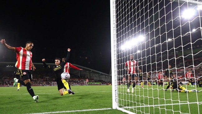 Soccer Football - Premier League - Brentford v Chelsea - GTech Community Stadium, London, Britain - September 18, 2026 Brentford's Fabio Carvalho scores their third goal REUTERS/David Klein EDITORIAL USE ONLY. NO USE WITH UNAUTHORIZED AUDIO, VIDEO, D